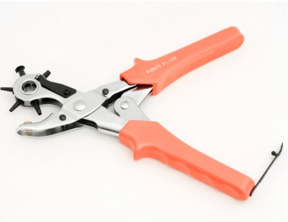 Perforadora manual metálica niquelada de 9 1/2 pulgadas con seis medidas diferentes, mangos recubiertos de plástico para mayor comodidad y resistencia. Perforadora manual metálica niquelada de 9 1/2 pulgadas con seis medidas diferentes, mangos recubiertos de plástico para mayor comodidad y resistencia.